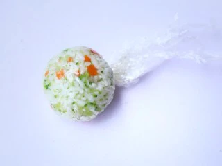 西兰花肉松芝士饭团,用保鲜膜裹紧定形。
