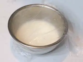 巧克力熔岩杯子蛋糕, 蒙上保鲜膜,静置10分钟