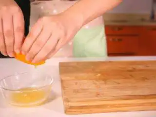 法式香橙煎鸭胸 , 橙子对半切开,挤出橙汁。