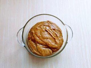 红糖枣糕别在外面买了~自己在家做~健康无添加,将蒸熟的红枣,古方红糖,牛奶,玉米油放入破壁机中,打成泥状,打好的红糖枣泥特别细腻,放旁边备用。