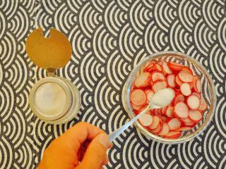 夏日开胃小菜——柠檬橙香萝卜,先用适量盐抓萝卜片， 然后腌制10分钟左右， 逼出萝卜的辛辣味；