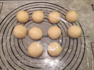 危险与美味并存一一德国碱水包,将面团平均分成10小份，盖上保鲜膜静置20分钟