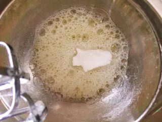 7寸中空戚风蛋糕(新手零失败),呈现这种大气泡时加入三分之一的细砂糖