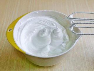 棉花蛋糕&不开裂不回缩方子,打至湿性发泡时加入最后的三分之一糖,继续打发至蛋白出现细腻的纹路,提起打蛋器有微微的弯勾即可!