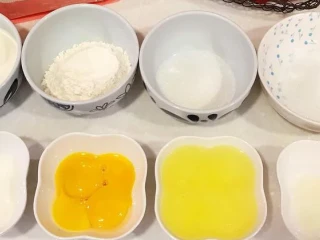 韩式—草莓蛋糕卷,"将低筋麵粉过筛备用,蛋黄和蛋白分开备用。 烤箱先用180度预热10分左右。"