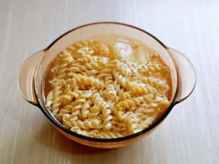 牛排芦笋盖意面,首先将螺旋意面冷水泡软。(这样比较容易煮熟)