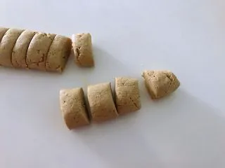 黑豆渣窝窝头,面团搓成长条状。切成大小一样的面剂子,每个面剂子约50克左右。