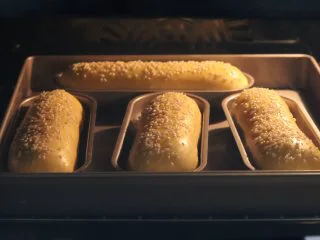 胡萝卜热狗面包,做营养美味早餐,记得提前预热烤箱,以180度烘烤约15分钟。