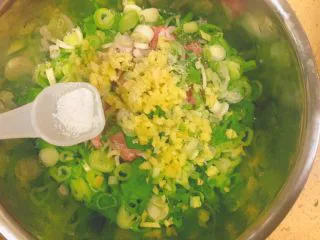 马卡龙色 高颜值汤饺系列@@ 猪肉大葱馅●麦穗饺,把葱和姜加到肉里，下盐3-4g。以下调料的量都不要一下子下得太多，咸了不好办了，淡了可以加。不要完全按我这个量加，大家的盐什么的都不一样，自己根据感觉习惯调。