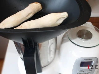 鲜椒手撕杏鲍菇—#GOURMETmaxx西式厨师机#,1. 准备材料,将杏鲍菇清洗干净