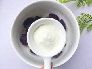 好吃到爆的紫薯流心塔,趁热加2勺澳优淳璀有机奶粉。