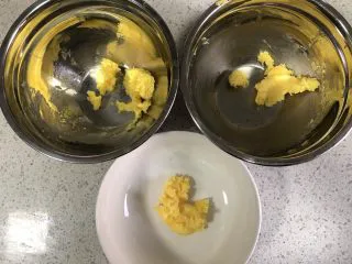 蔓越莓曲奇(原味&可可&抹茶),称量一下黄油的重量,平均分为三份。