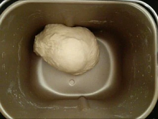 馅料足足的超级至尊匹萨,继续揉面20-30分钟,揉成光滑面团,发酵