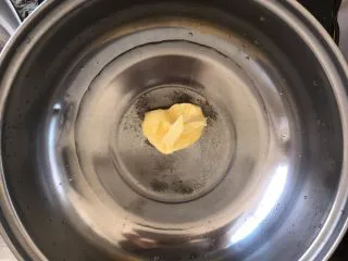 红丝绒脆皮泡芙, 75g的水中加入37g的黄油