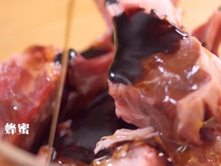 意式香煎羊排,倒蜂蜜