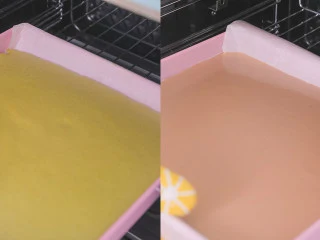 3款像云朵般柔软的瑞士卷,每一口都让人沦陷!,拌匀的蛋糕糊分别倒入铺好油纸的烤盘中,送入预热好的烤箱,150度烤20分钟,烤好后取出放置一旁晾凉备用