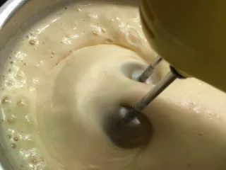 奶油海绵蛋糕,转中速。