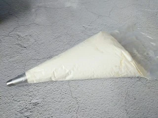 火龙果盒子蛋糕,入裱花袋，放入冷藏保存