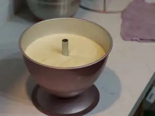 圣诞树枫糖戚风, 倒入模具中，轻震几下震去表面大气泡（不要过度震模） 