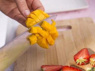 “冰火两重天”的巧克力熔岩蛋糕，越吃越上瘾！,将草莓，猕猴桃和芒果切块，作为装饰。 