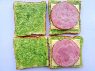 牛油果鸡蛋火腿三明治,放入火腿。