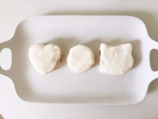 红薯酸奶小蛋糕,淋好的红薯泥如图(为了拍照好看点,小芽把边上的酸奶有擦点一点的哈,大家自己在家吃就无所谓啦)