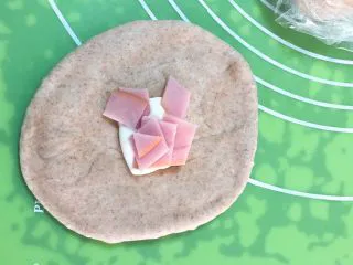 奶油黑麦奶酪包,放沙拉酱和火腿肉。