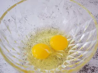 双色玛德琳蛋糕,鸡蛋打入容器中