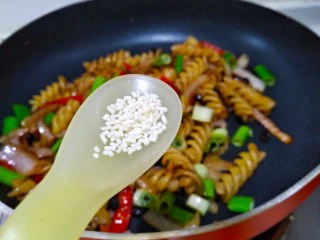 快手正餐 豉香螺旋意面（西餐中做）,放少许鸡精和葱