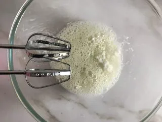 圣诞款红丝绒蛋糕,三个蛋清用电动打蛋器打散,加入10g白砂糖,继续打发