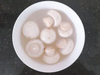 番茄蘑菇肉酱意大利面,蘑菇洗干净,用盐水泡一下