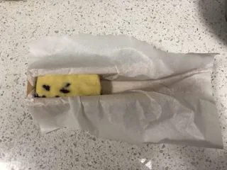 蔓越莓曲奇(原味&可可&抹茶),将面团放入铺了油纸的长方体模具中,按压紧实。