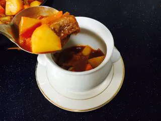 #食二星座# 罐焖牛肉(34图详细步骤),把炖好的牛肉土豆放入罐里