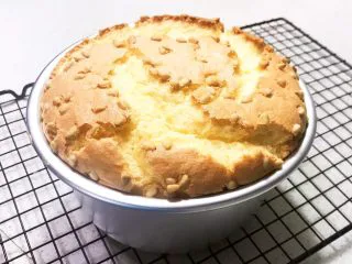 不加一滴水的原味蛋糕,蛋糕烤熟了,可以看到蛋糕细腻松软,把蛋糕倒扣在晾网上面,凉透后脱模