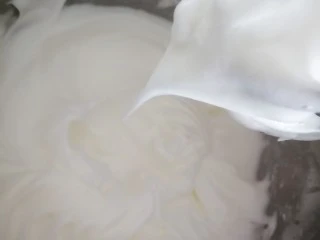 百变水果 蝶豆花蛋糕卷.百香果蓝莓馅,打成湿性发泡