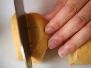 中式点心红糖夹心馒头,在小段的中间划开,不要切断哟,只要在中间划一刀