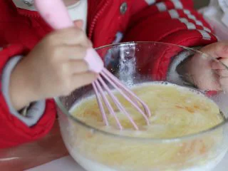 巧克力毛巾卷,搅拌均匀,不要打发。