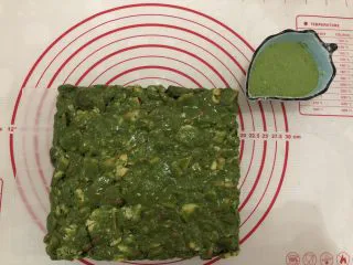 网红~~~抹茶雪花酥,均匀撒上20g抹茶奶粉。