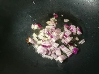 四季都宜的西红柿土豆浓汤,放洋葱丁翻炒