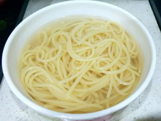 黑椒牛肉意面,面朱好咯后捞出放凉水里。