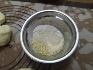 儿时的味道～脆皮蜂蜜小面包,取一容器，将白芝麻、白糖和低筋面粉放入拌匀备用。
