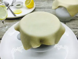 #食二星座# 罐焖牛肉(34图详细步骤),把解冻好的酥皮盖在罐上。 应该在酥皮的上边(罐上边的部分)刷一层蛋液,烤出来的颜色更漂亮,很抱歉,我忘了刷蛋液了。