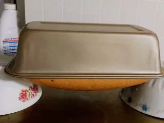 咖啡玉枕蛋糕,烤完立即倒扣放凉。