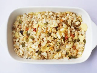 香蕉牛奶烤燕麦,香蕉泥中倒入适量的水果燕麦片。