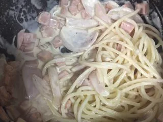 火腿奶油意面,9️⃣ 加入意面搅拌均匀。