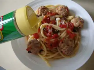 西西里肉丸意面,装盘,撒芝士粉