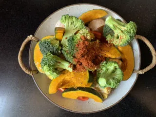 低脂时蔬烤鸡腿,一勺辣椒粉