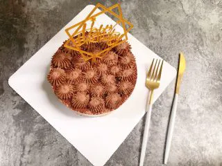 醇厚浓郁的巧克力慕斯蛋糕,插上插牌