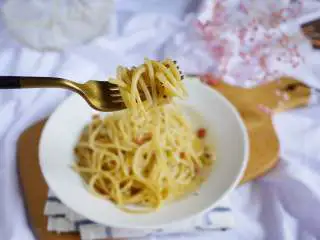 培根芝士意大利面,蒜香味十足的培根芝士意大利面就做好了,赶紧来一口吧。