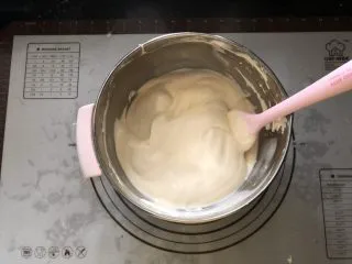 浓情蜜意－巧克力奶油蛋糕,继续翻拌均匀。